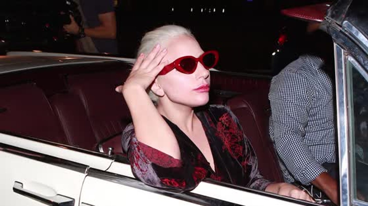 Lady Gaga stürzt auf dem Weg zu ihrem Auto