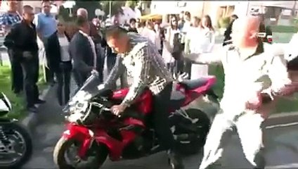 Soit il est bourré soit il est dingue le type