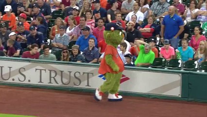 Houston Astros mascot gets an unexpected surprise from security guard