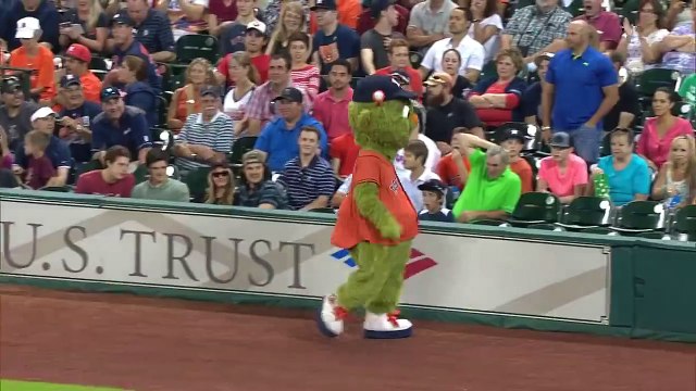 Houston Astros mascot gets an unexpected surprise from security guard
