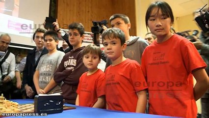 Télécharger la video: Ajedrecistas mundiales contra alumnos en Bilbao