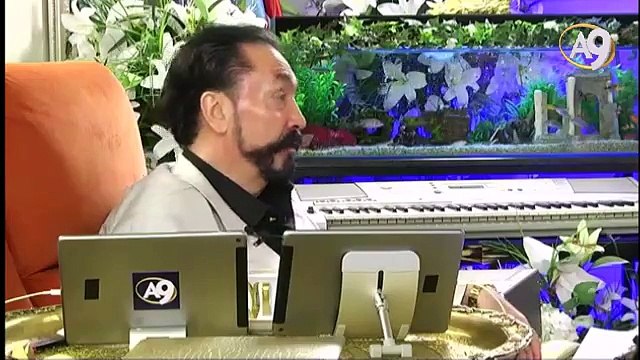 Bağnazlar kadınları dinden uzaklaştırmak istiyorlar.