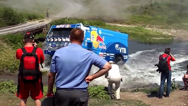 amazing off road truck, biggest off road truck in the world, truck stuck in deep mud