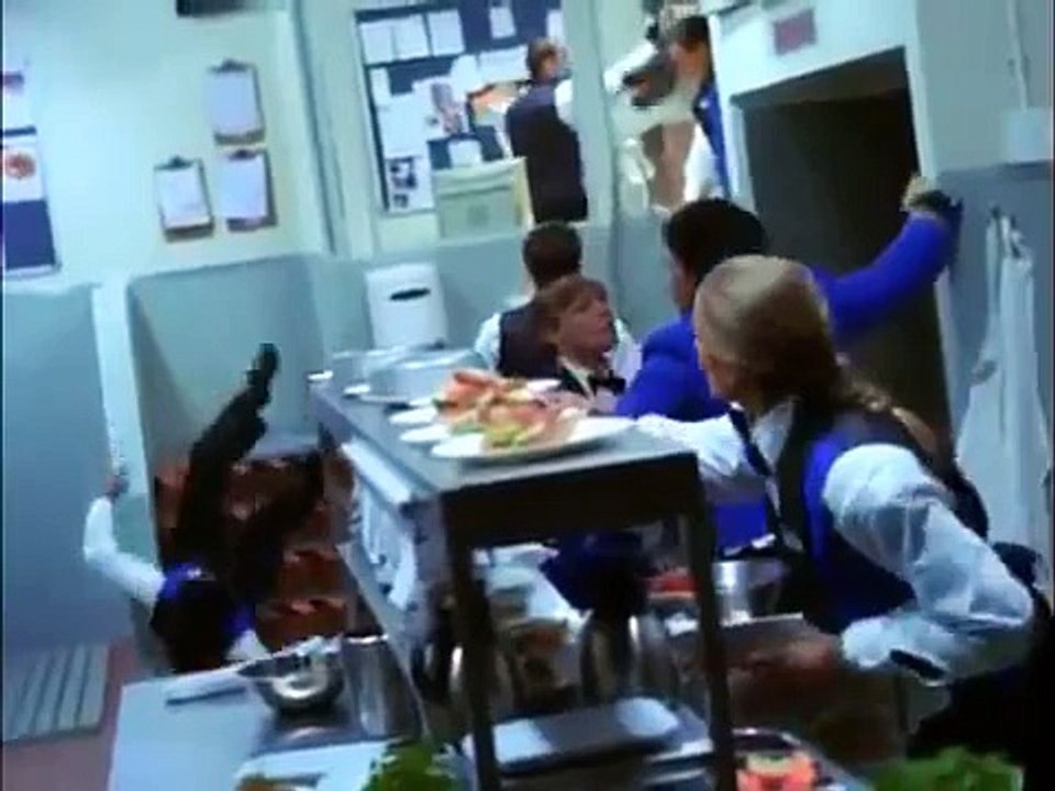 La Aventura del Poseidon (2005) Se vuelca el Barco