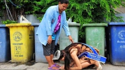 Cium Kaki Ibunya Yang Pemulung, Wanita Cantik Ini Jadi Perbincangan