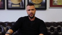 Kollegah zeigt Buch 10 Jahre Selfmade Records