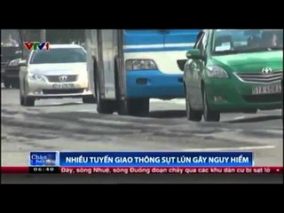 Nhiều tuyến giao thông sụt lún gây nguy hiểm