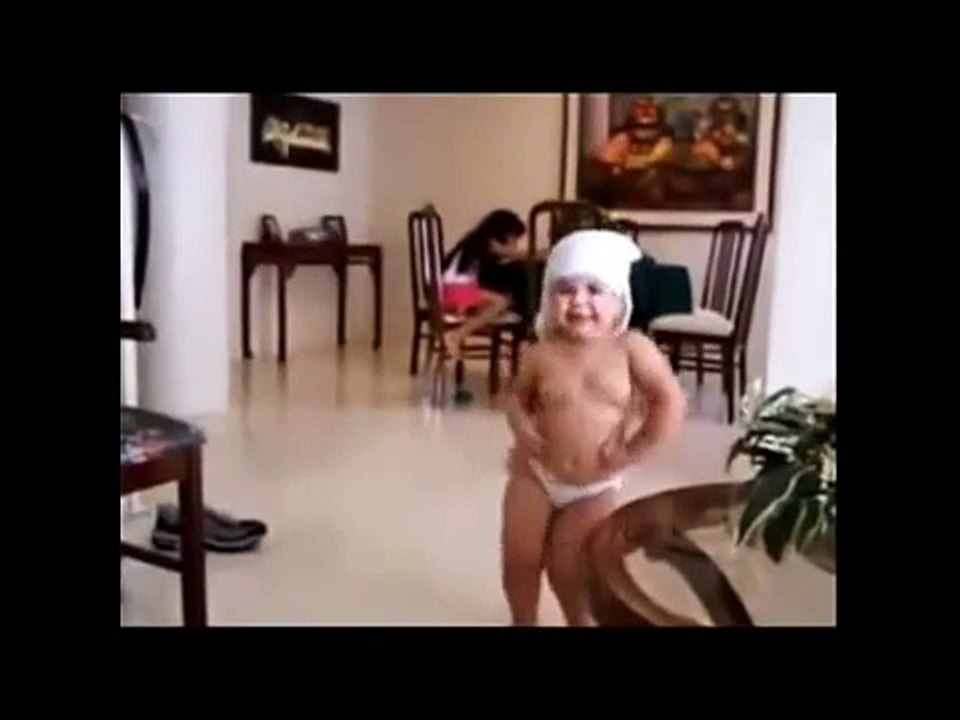 Cute_BABY Dancing like SHAKIRA--INCREDIBLE_WAKA WAKA.