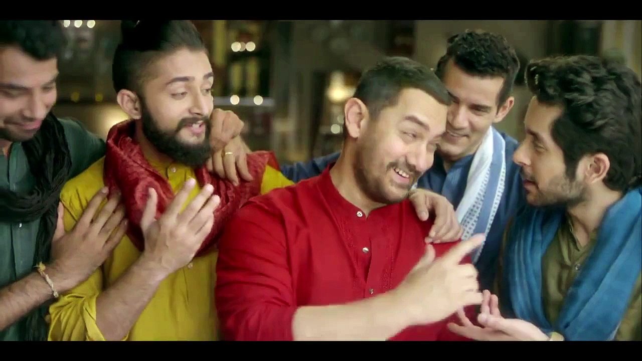Aamir Khan makes fun of Shah Rukh Khan and his DDLJ line ‘Palat’ in Snapdeal ad (Watch video)