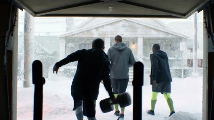 Des stars de NFL font un match sous la neige - Pub Nike!