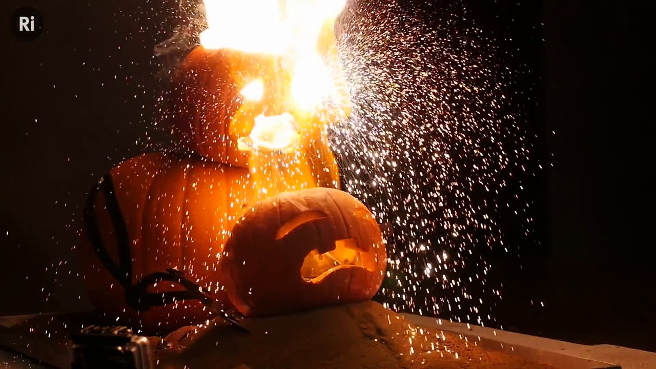 Exploser des citrouilles d'halloween avec de la poudre d’aluminium à termites