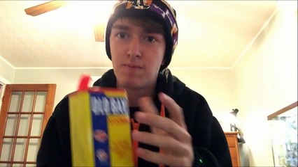 Il mange 6 crayons après avoir perdu un pari...
