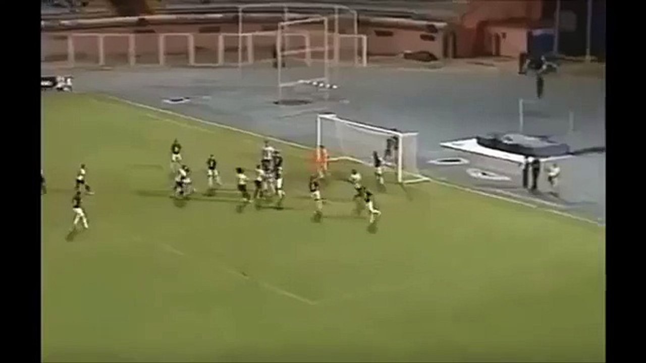 Il célèbre son but en faisant léviter le ballon - Foot