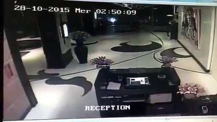 كاميرا المراقبة ترصد بدر هاري يصفع موظف استقبال بأحد فناذق البيضاء