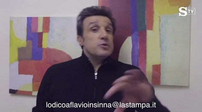 Specchietti rotti e (mala) politica. Flavio Insinna risponde ai lettori de La Stampa