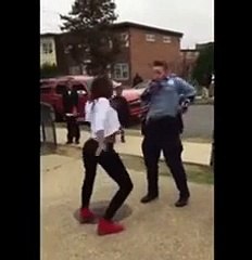 Une policière évite une baston en dansant, Obama retweete la vidéo