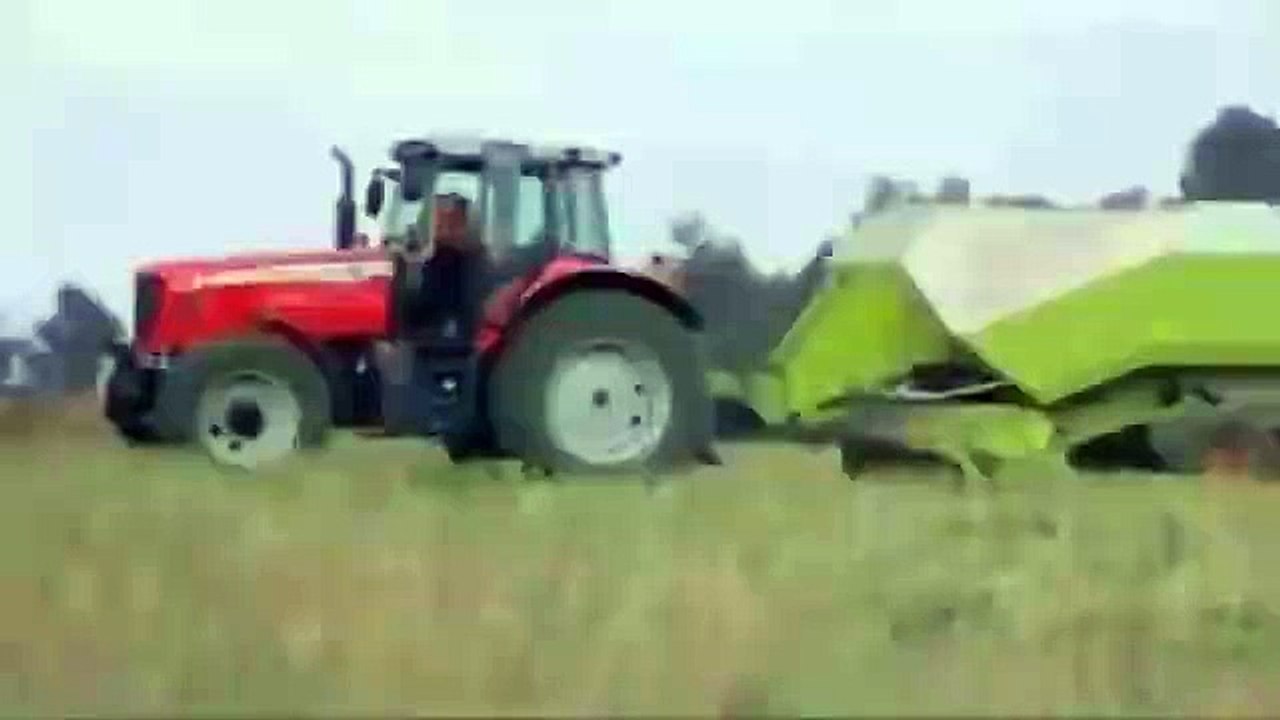 Ce fermier fou saute dans sa remorque pour se faire avaler par un ballot de paille