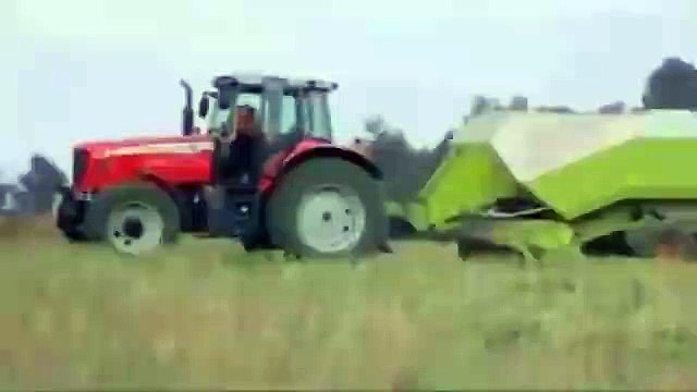 Ce fermier fou saute dans sa remorque pour se faire avaler par un ballot de paille