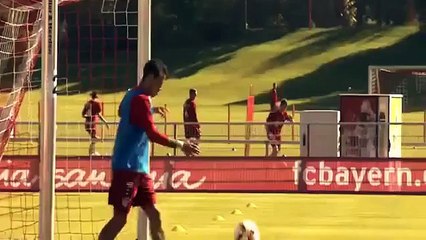 Thiago Alcantara and Douglas Costa passing with the shoulder!