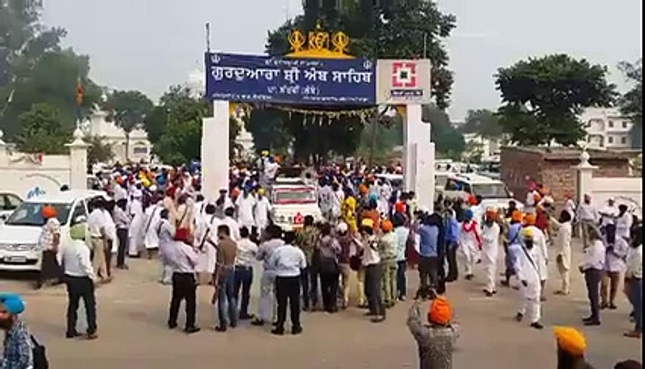 Police  stopped peacefully marching Sikh Parcharaks  (1)