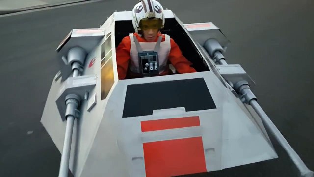 Un papa construit un vaisseau Star Wars pour son fils en fauteuil roulant