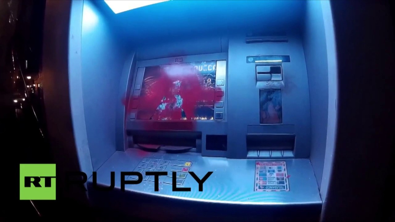 Les manifestants attaquent des banques après la répression de la police contre des anarchistes à Barcelone