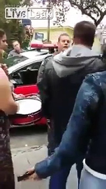 Policial joga spray pimenta na cara de uma mulher depois dela ter gritado