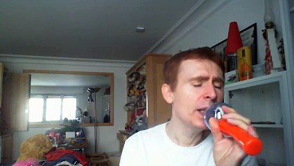 Wiwi égratigne "wrote a song about you" de Mnek