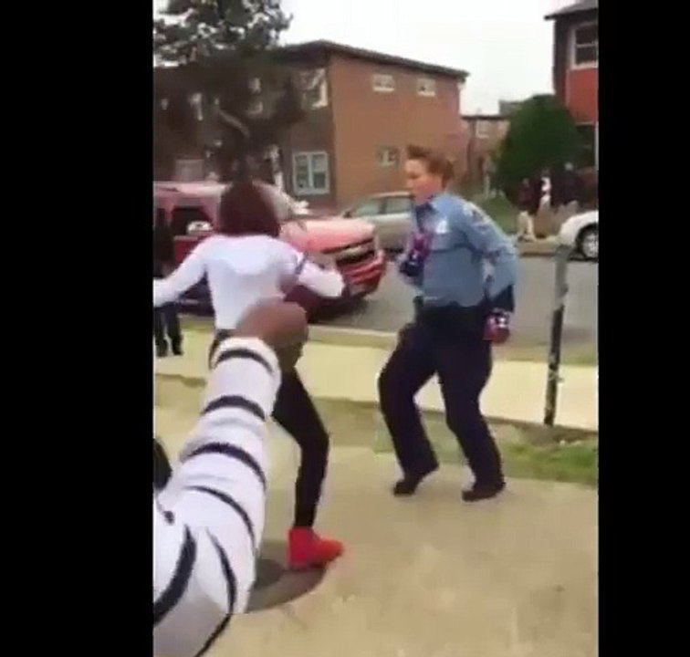 La délirante Battle de danse entre une Flic et une Ado