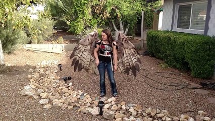 Cette fille s'est fabriqué des ailes articulées pneumatiques