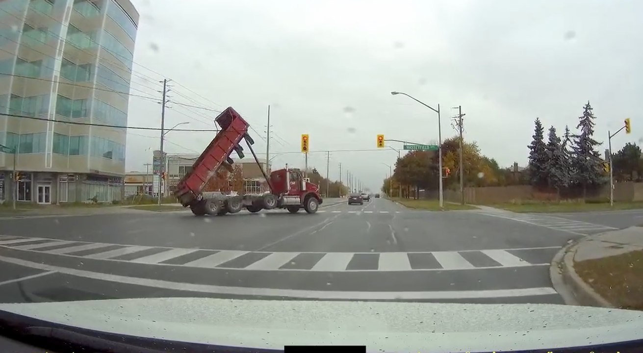 Il oublie de baisser la benne de son camion, arrache une ligne électrique et se retourne