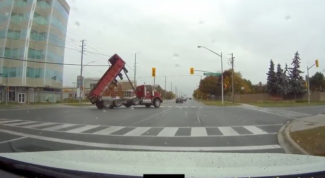 Il oublie de baisser la benne de son camion, arrache une ligne électrique et se retourne