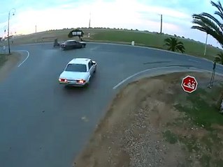 Une voiture coupe la route à une moto