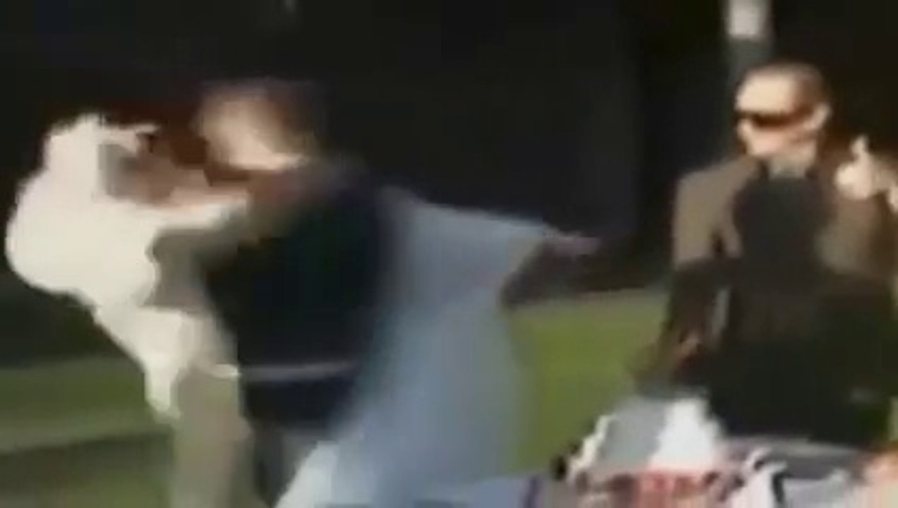 یہ ویڈیو دیکھ کر آپکا ہنس ہنس کر بُرا حال ہوجائے گا ۔ لازمی دیکھیں