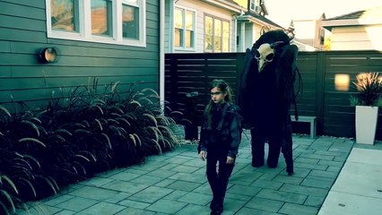 Download Video: Ce père et sa fille vont faire flipper les voisins pour Halloween.. Costume de fou!