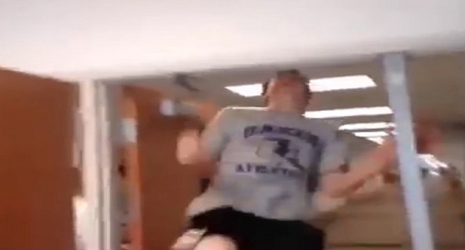 Les parodies du jeune qui se cogne la tête contre un mur