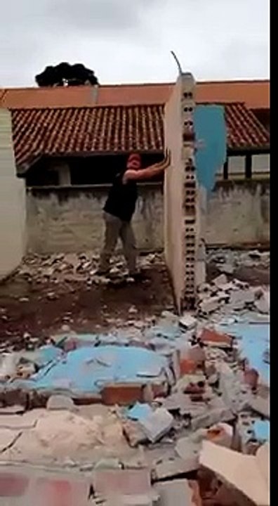 Régis est de retour et il  abat un mur...