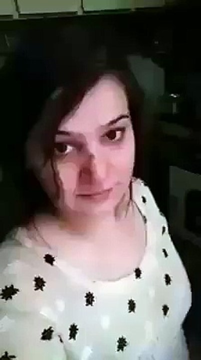 Iss larki ki bathay sunay yeh kitchen may kya kar rahi hay - urdu and punjabi videos