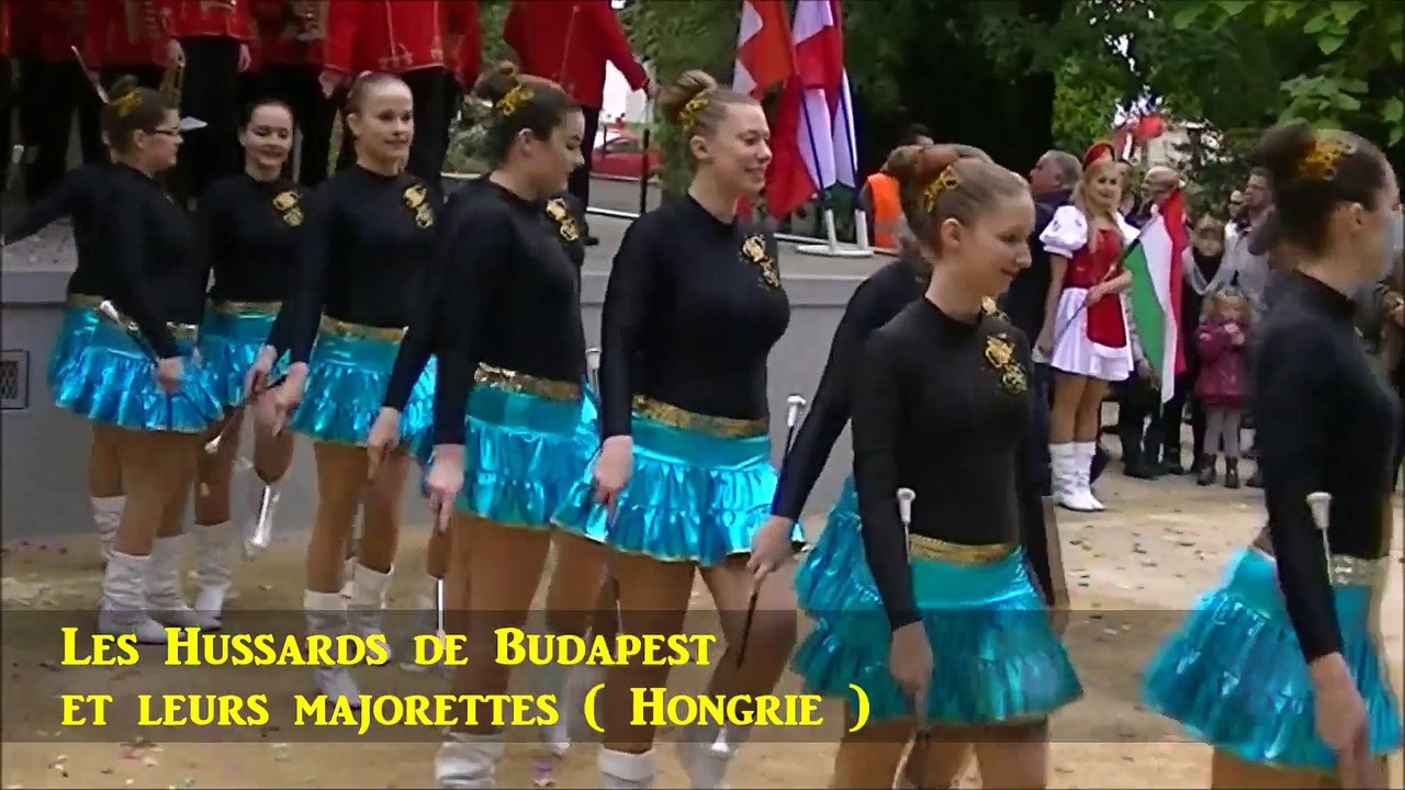 les hussards de Budapest et  leurs majorettes