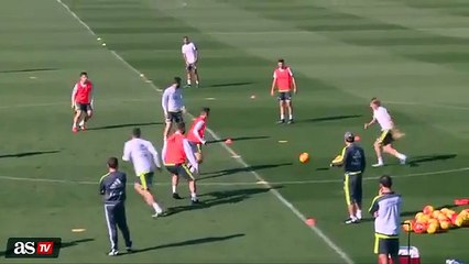 Cristiano Ronaldo se enfada durante un ejercicio con balón en el entreno