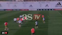 Sergio Ramos ridiculise Pepe à l'entraînement