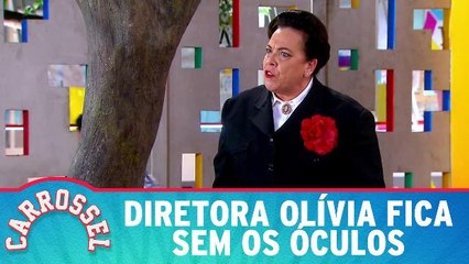 Diretora Olívia fica sem os óculos
