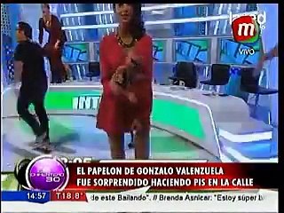 Gonzalo Valenzuela fue sorprendido haciendo pis en la calle