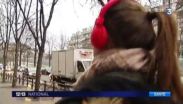 Certains parents utilisent des casques audio pour endormir leurs petits