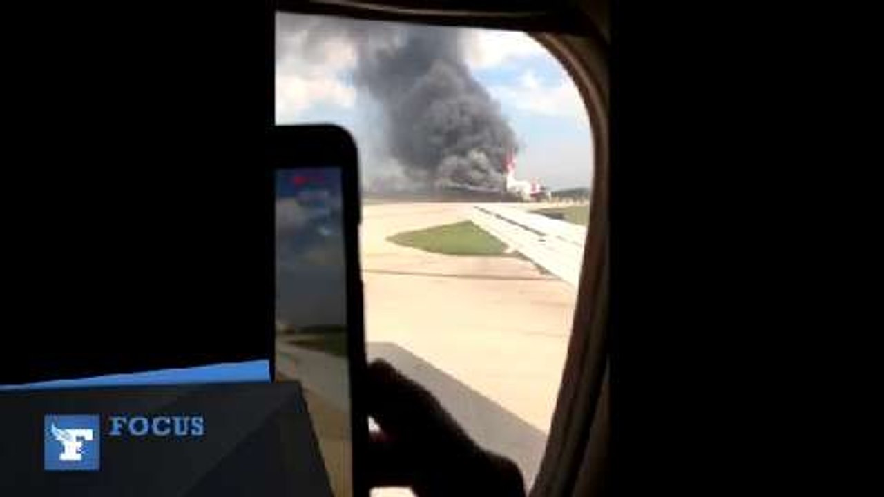 Floride : l'impressionnant incendie d'un avion sur le tarmac