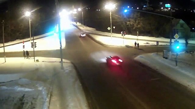 Il grille un feu rouge à toute vitesse