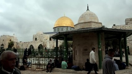 Des fidèles prient à Jérusalem-Est sans restriction d'âge