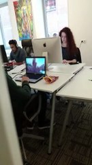Un stagiaire regarde un film X au travail et se fait prendre