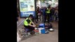 Un policier fait le spectacle à la place d'un artiste de rue