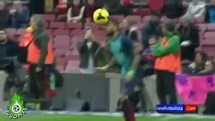 Messi et Alves échangent des passe longues avec haute précision